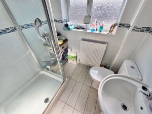 Shower room- click for photo gallery